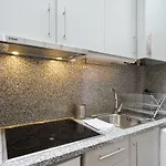 Host Wise - Cozy Quiet Flat - Trindade Station Apartament *