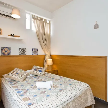 Host Wise - Cozy Quiet Flat - Trindade Station * Oporto