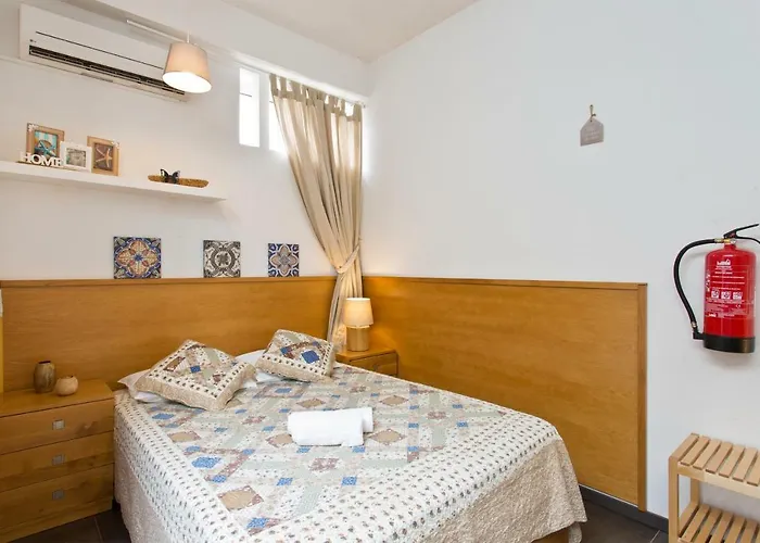 Host Wise - Cozy Quiet Flat - Trindade Station * Oporto